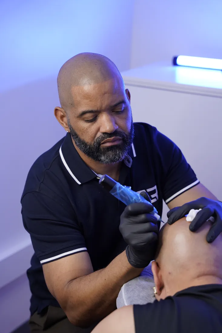 Erik Roberto performing scalp micropigmentation in his New York studio